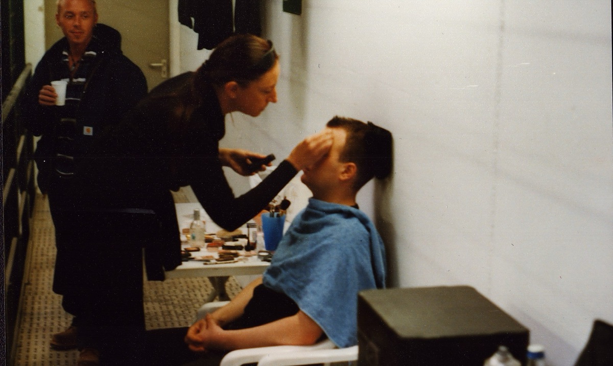 Beim Dreh zum Videoclip von Lift Off!, in der Maske.