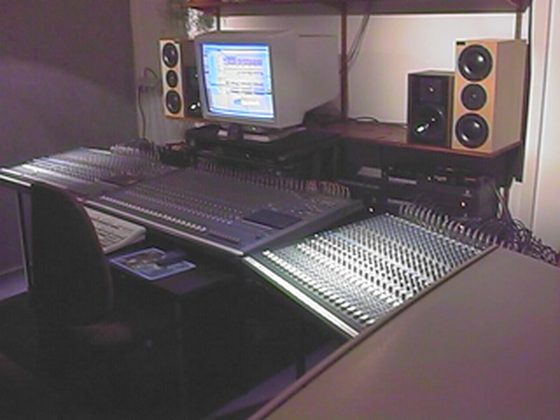 Zwei der drei Behringer Eurodesk MX8000 nebeneinander, dahinter die Monitore auf dem Wandbrett.