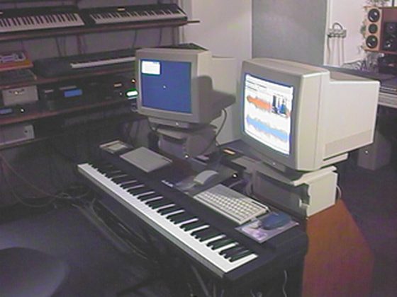 Das Masterkeyboard zwischen zwei Röhrenmonitoren, dahinter das Rack.