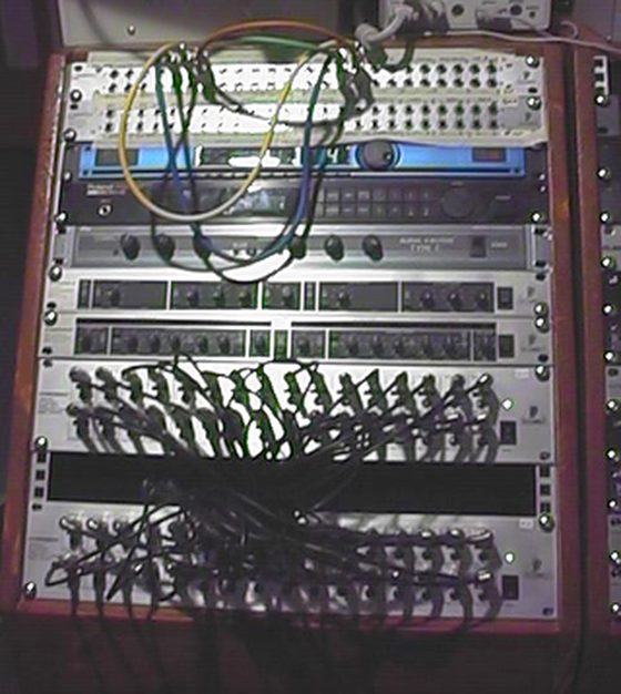 Ein Rack von vorn, mit gesteckten Patchkabeln.