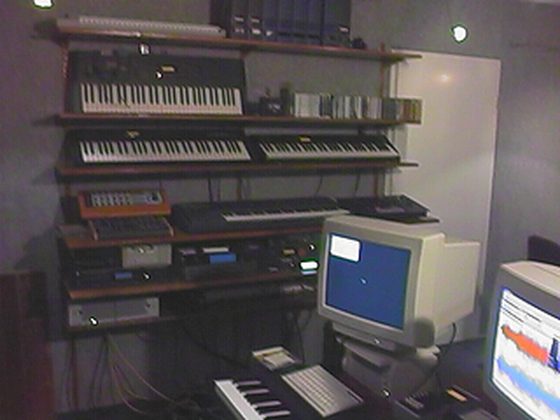 Die Klangwand im eigenen Studio. Keyboards übereinander auf Regalbrettern, darunter die Rackgeräte.