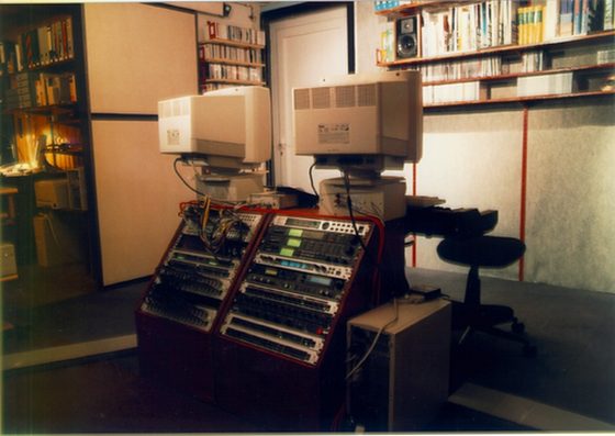 Zwei Rechner vor den Regalen, rechts das Rack.