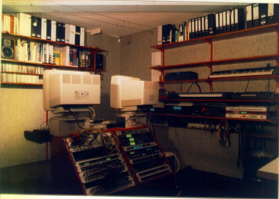 Der zweite Raum, grau gestrichen, mit dem Rack auf dem Tisch.