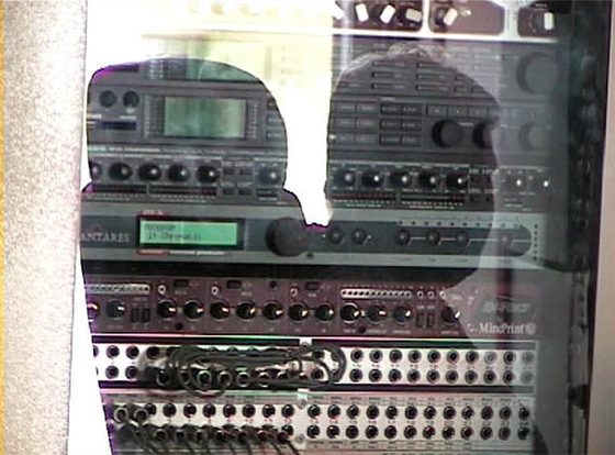 Das Effektrack hinter Glas. Oben liest man Antares, darunter MindPrint.