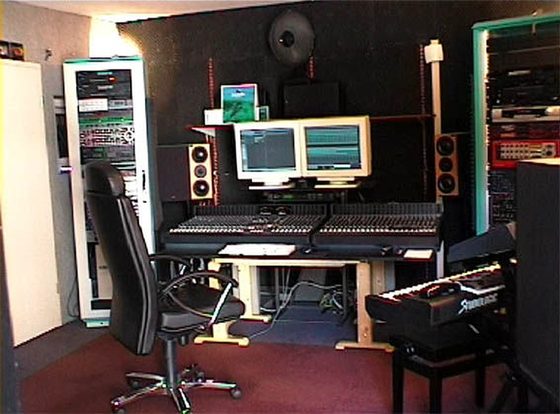 Der Raum als Ganzes, mit Pult, Rack und Keyboard.