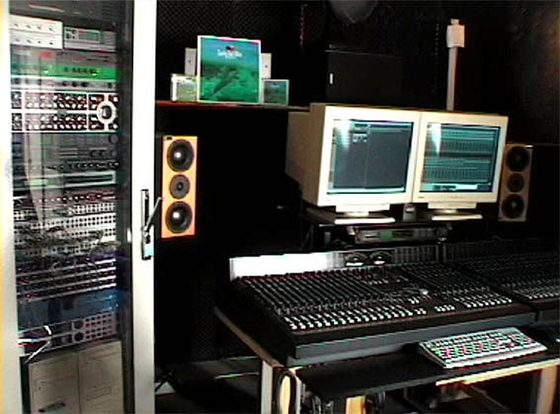Blick auf das Pult mit dem Rack links. Oben auf dem Brett stehen die eigenen CDs.