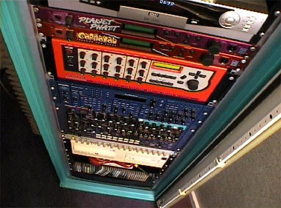 Das Rack von oben. Ganz oben steht der E-MU Planet Phatt, darunter Carnaval.