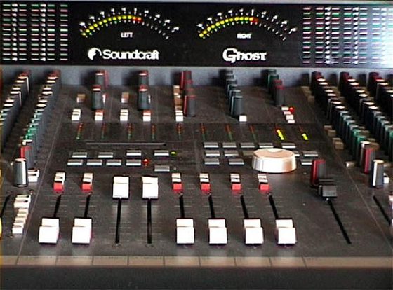 Das Soundcraft Ghost von vorn, mit Anzeige und Fadern.