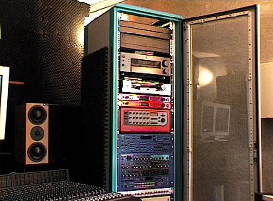 Das Rack mit offener Tür, daneben eine Abhörbox.